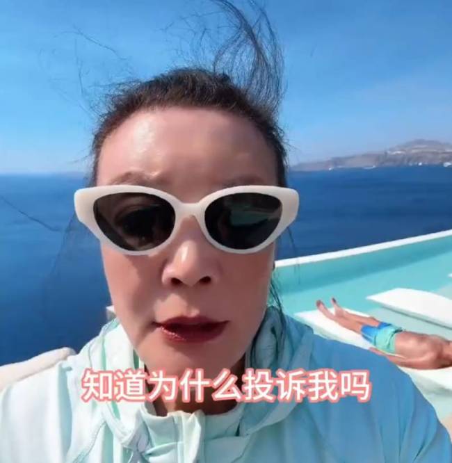 张兰回应穿泳装争议 称不穿会污染泳池被投诉