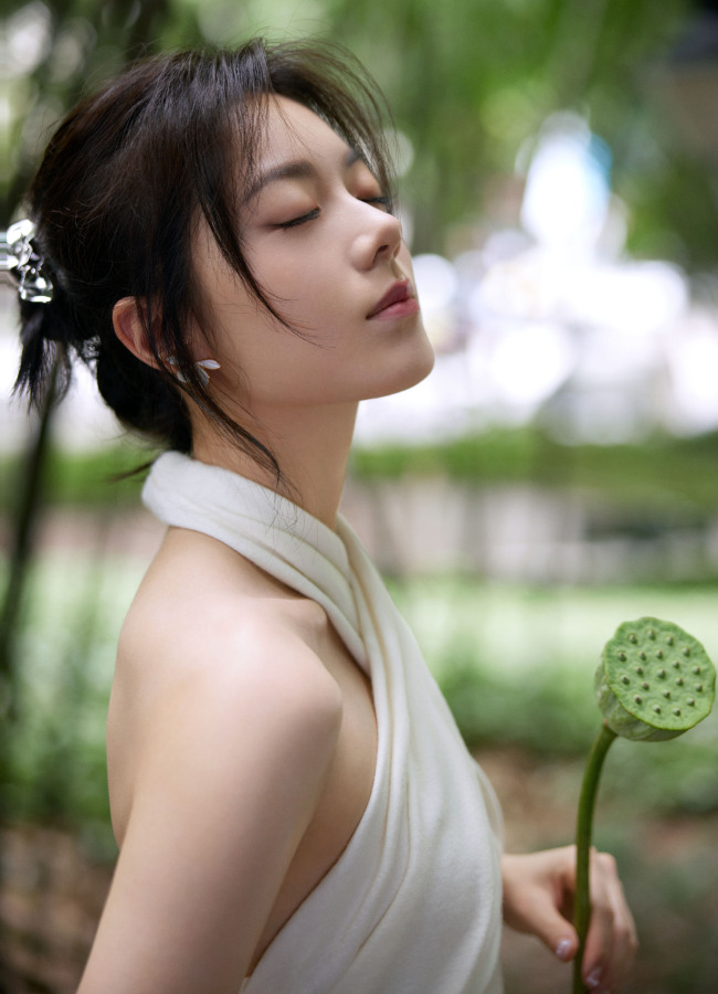 赵今麦挂脖白裙露美背 古色古香气质清新