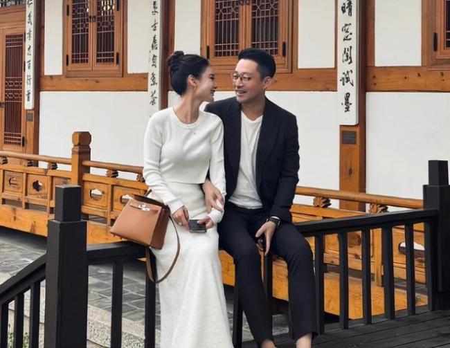 汪小菲把头像换成夫妻合照 正式脱离大S开始新生活