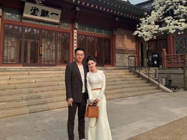 汪小菲把头像换成夫妻合照 正式脱离大S开始新生活