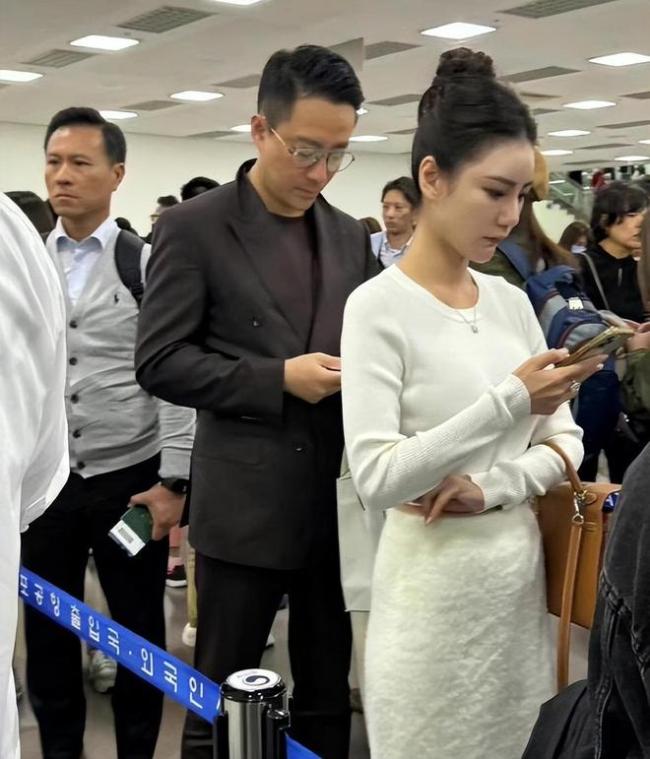汪小菲把头像换成夫妻合照 正式脱离大S开始新生活