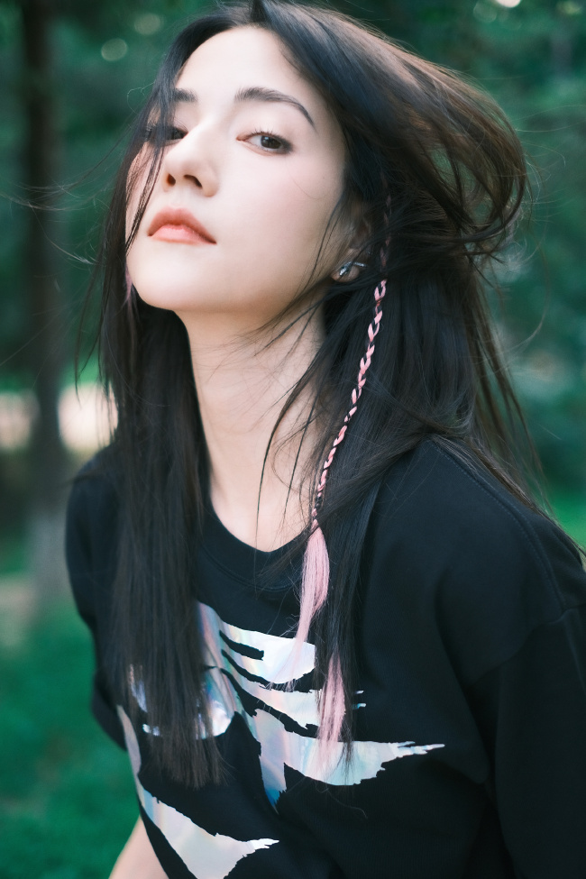 美貌撩人！娜然黑长直造型酷飒吸睛