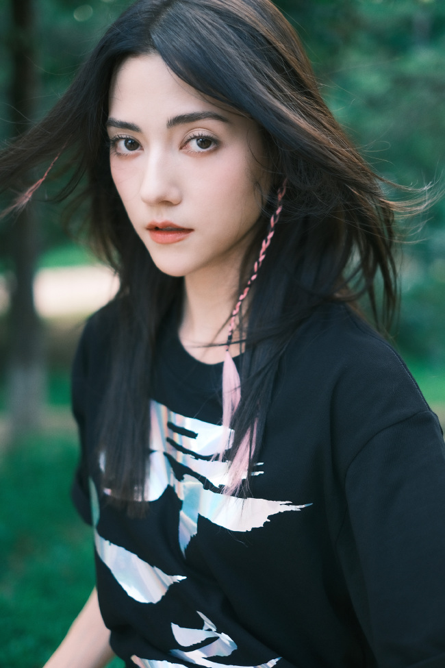 美貌撩人！娜然黑长直造型酷飒吸睛