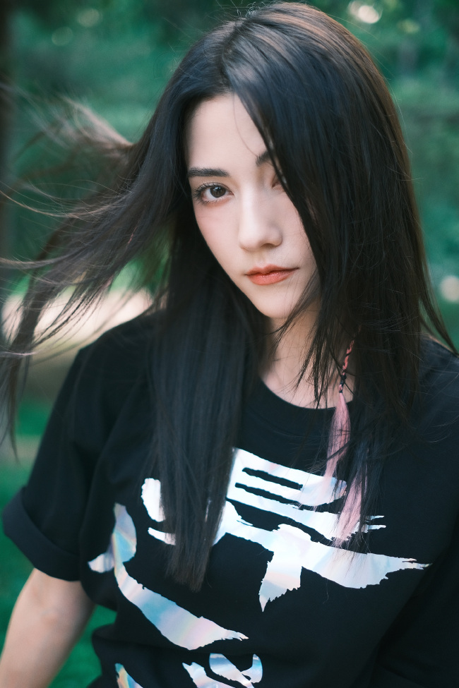 美貌撩人！娜然黑长直造型酷飒吸睛