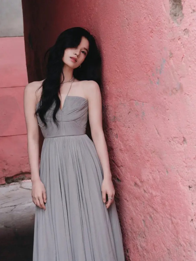 张婧仪灰色纱裙造型飘渺灵巧 漫步小巷似快乐精灵