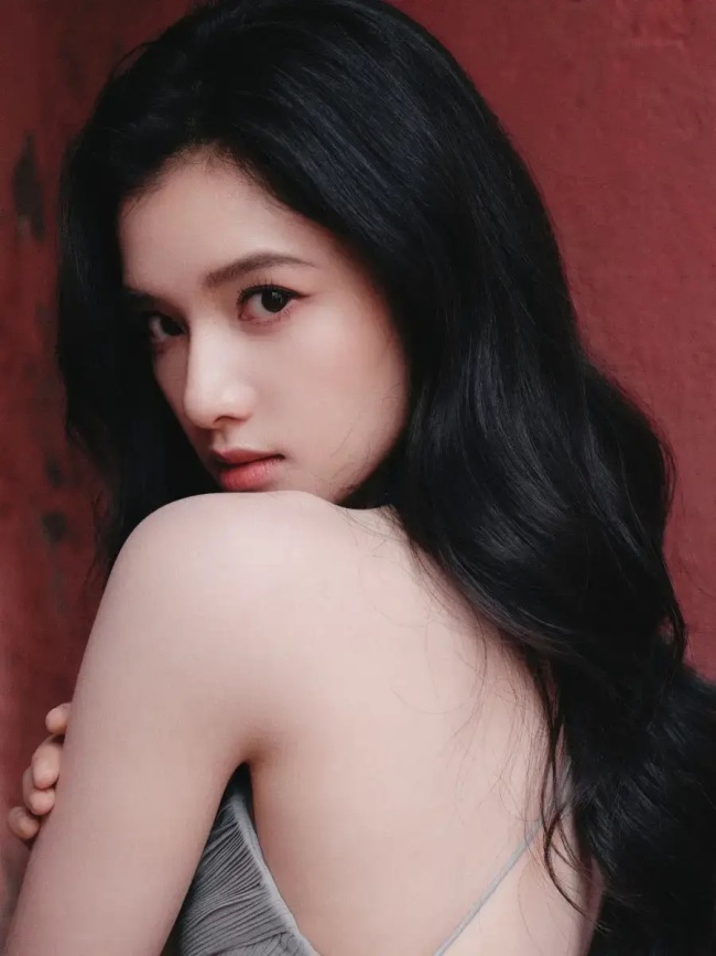 张婧仪灰色纱裙造型飘渺灵巧 漫步小巷似快乐精灵