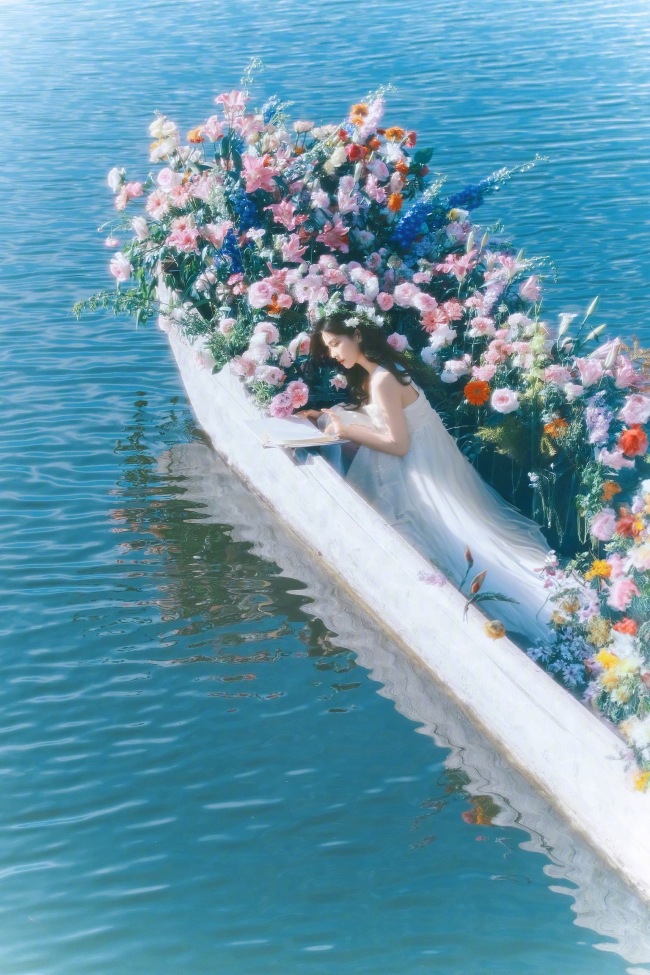 白鹿穿白色长裙花海漂流 头戴花环如仙子