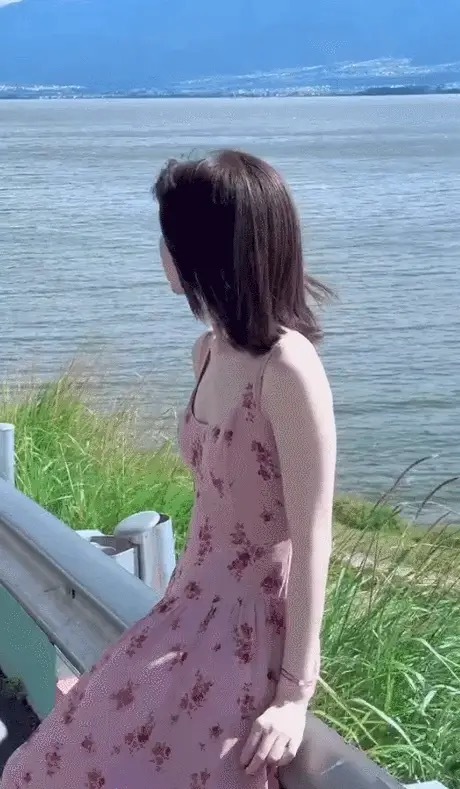 毛晓彤挑战A甜吊带粉裙 笑容甜美令人心动