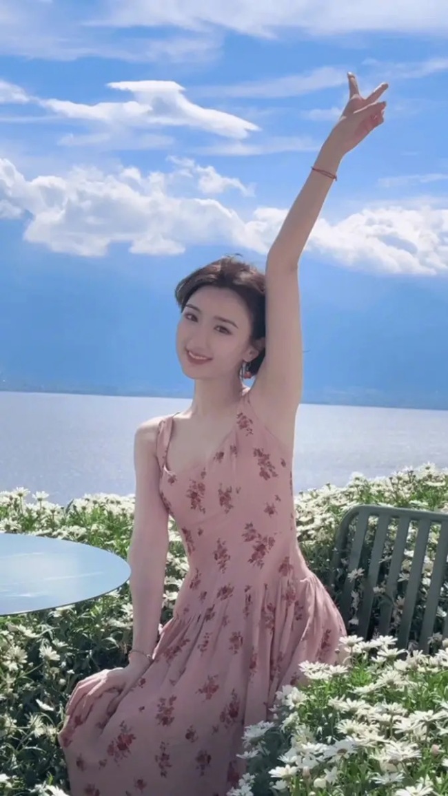 毛晓彤挑战A甜吊带粉裙 笑容甜美令人心动