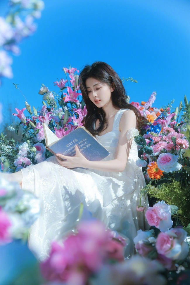 白鹿穿白色长裙花海漂流 头戴花环如仙子
