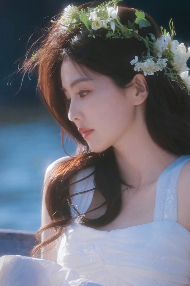 白鹿穿白色长裙花海漂流 头戴花环如仙子