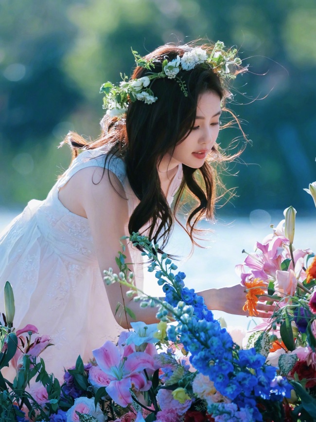 白鹿穿白色长裙花海漂流 头戴花环如仙子