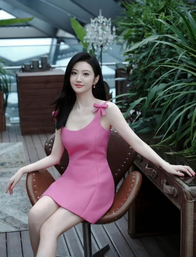 景甜穿粉色蝴蝶结吊带裙 身材婀娜笑容甜美