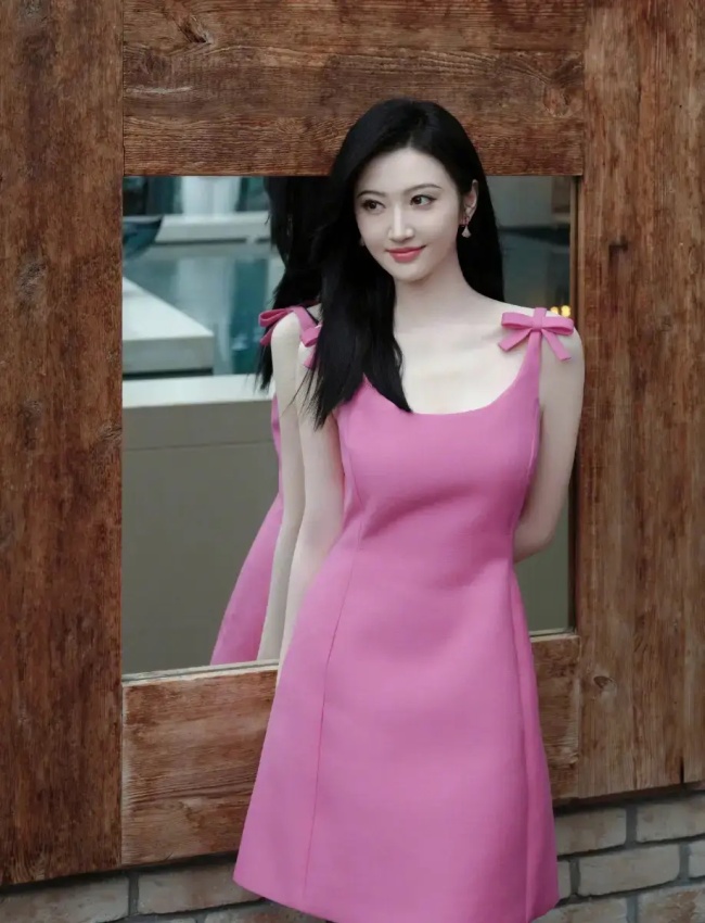 景甜穿粉色蝴蝶结吊带裙 身材婀娜笑容甜美