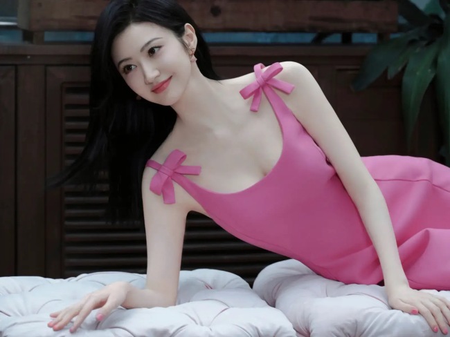 景甜穿粉色蝴蝶结吊带裙 身材婀娜笑容甜美
