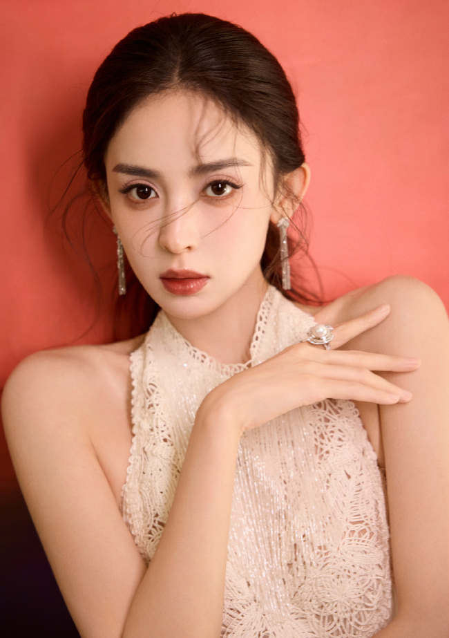 娜扎穿白色流苏露背裙 美背吸睛清纯可人