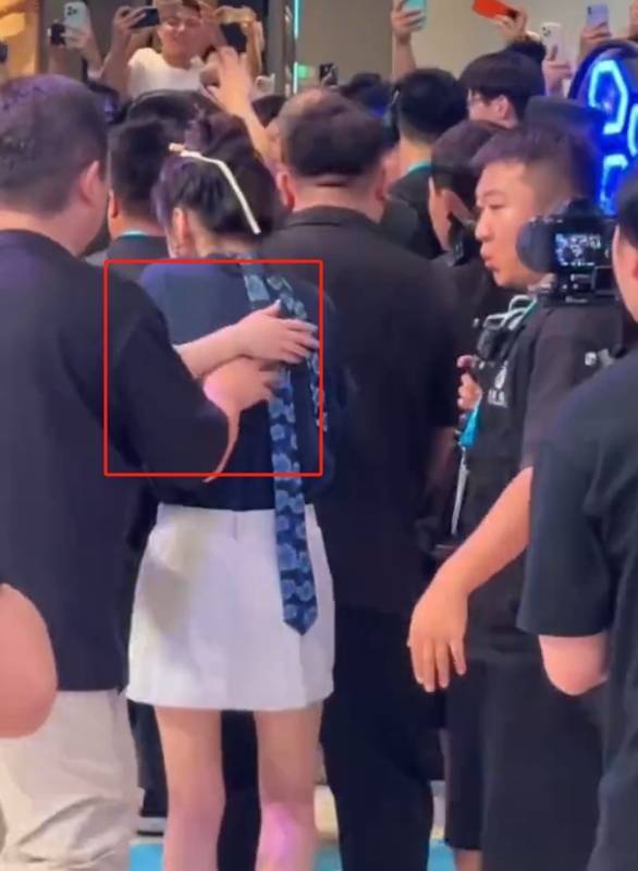 章若楠活动现场被男子推搡 脚步踉跄险些摔倒