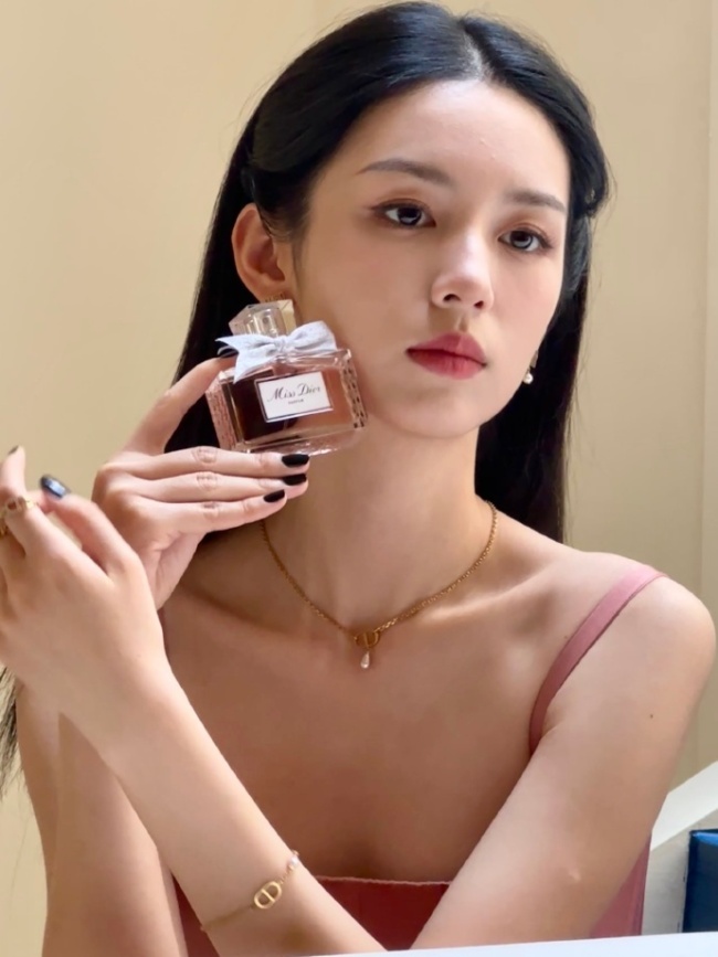 周也穿皮粉吊带动又甜又A 烟粉系妆容也好美好温柔