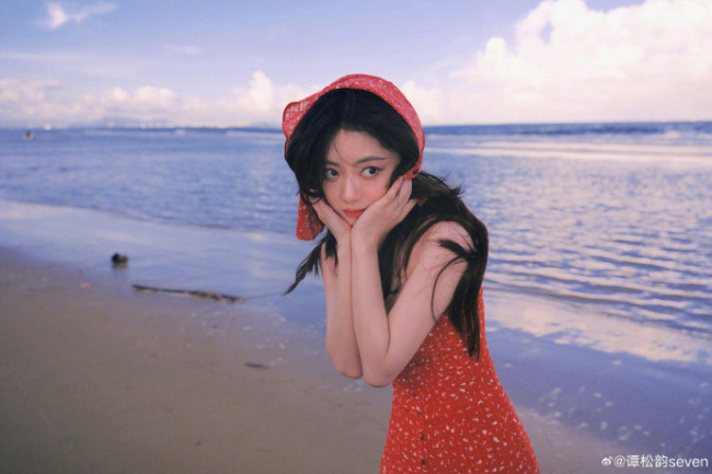 谭松韵晒出海边红裙造型 明艳生动充满生命力的美