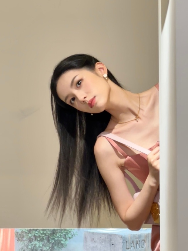 周也穿皮粉吊带动又甜又A 烟粉系妆容也好美好温柔