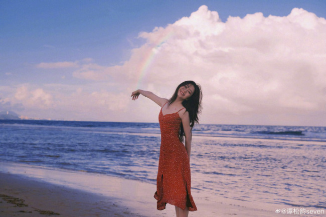 谭松韵晒出海边红裙造型 明艳生动充满生命力的美