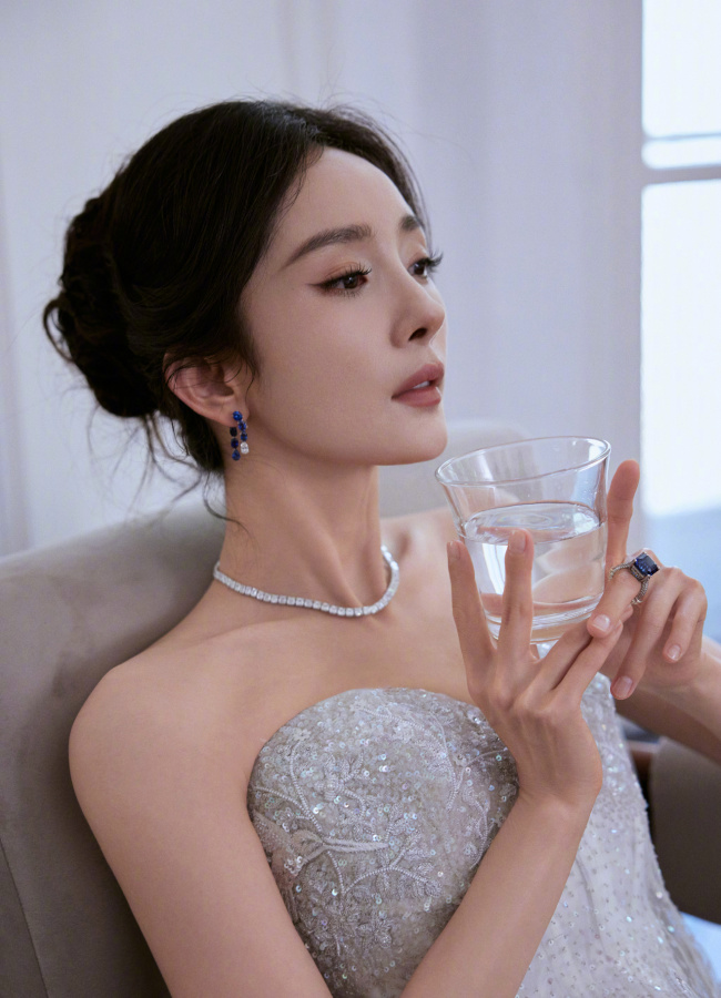 杨幂穿纯白鱼尾裙 成熟优雅如性感猫咪