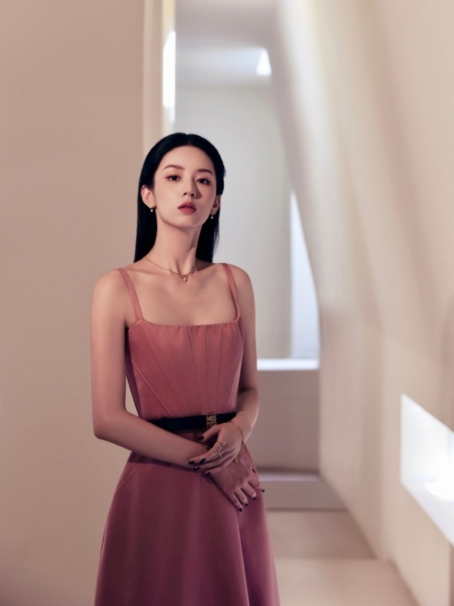 周也穿皮粉吊带动又甜又A 烟粉系妆容也好美好温柔