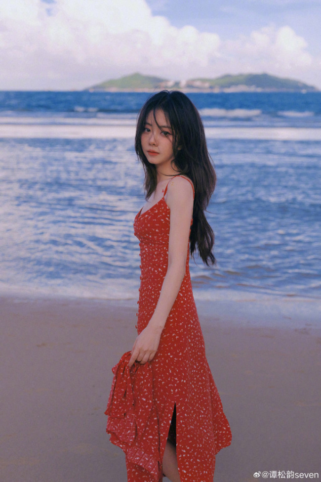 谭松韵晒出海边红裙造型 明艳生动充满生命力的美