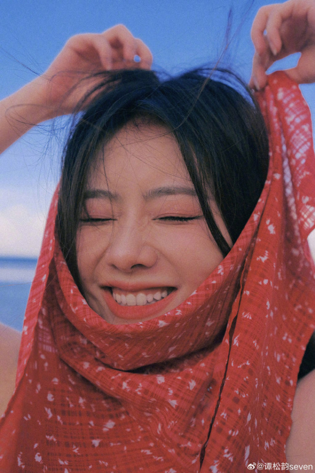 谭松韵晒出海边红裙造型 明艳生动充满生命力的美