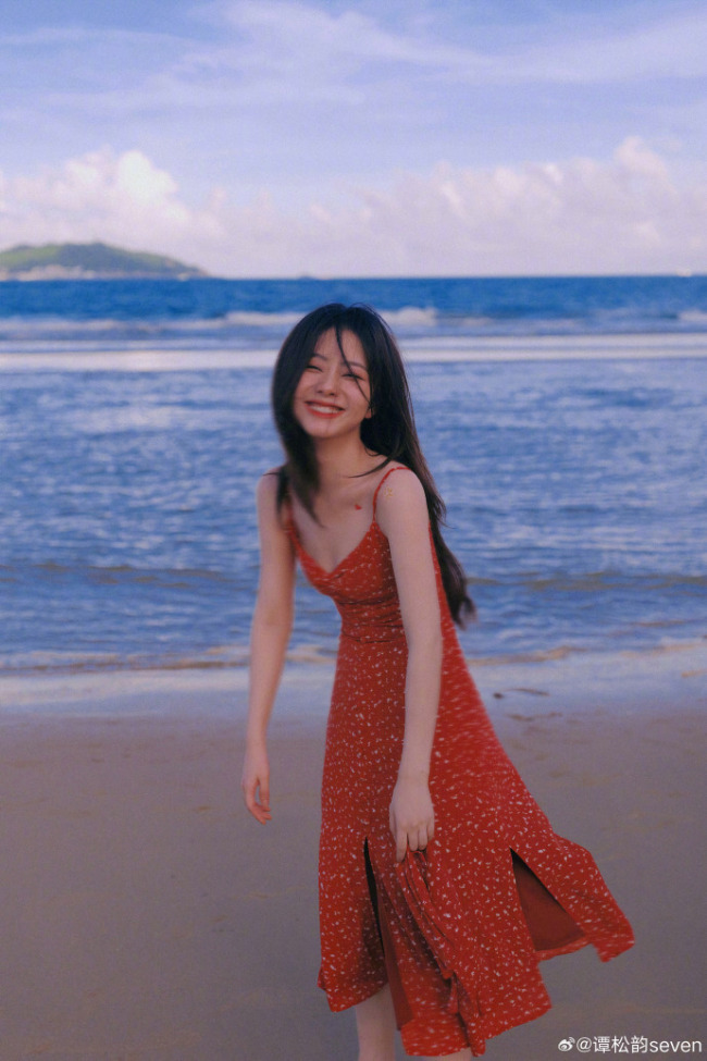 谭松韵晒出海边红裙造型 明艳生动充满生命力的美