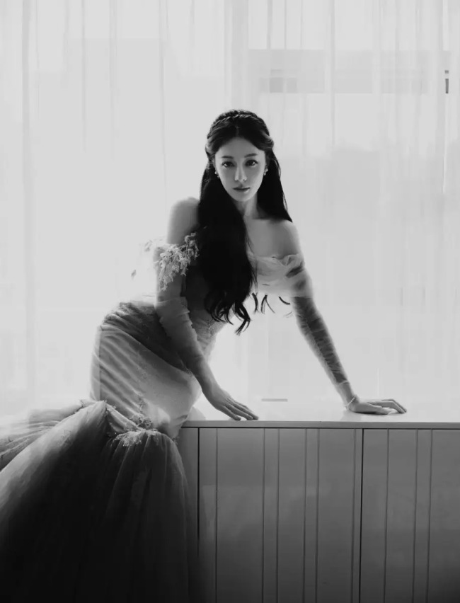 迪丽热巴穿金色鱼尾裙身姿曼妙