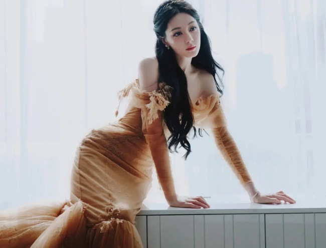 迪丽热巴穿金色鱼尾裙身姿曼妙