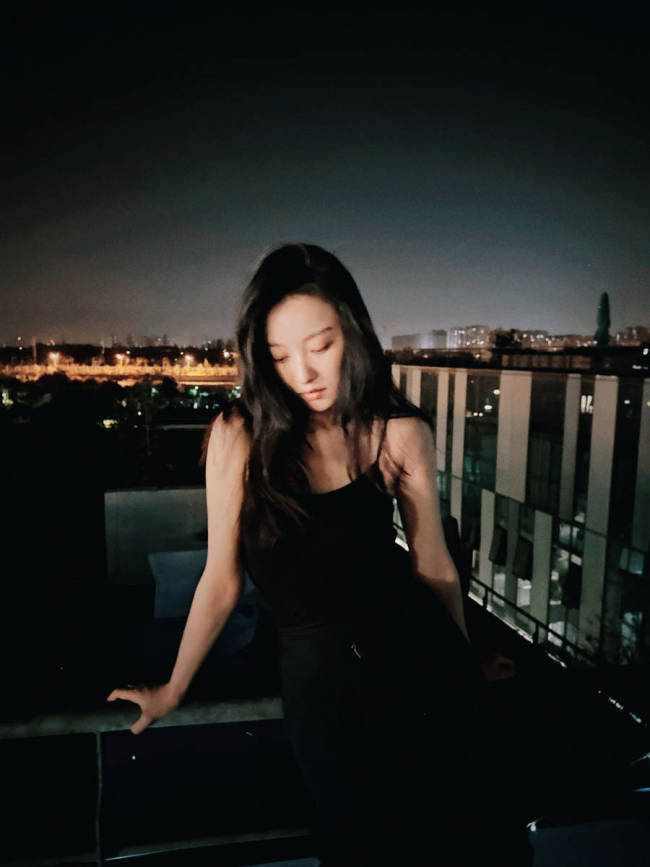 倪妮一袭黑裙秀香肩 身材纤细性感成熟