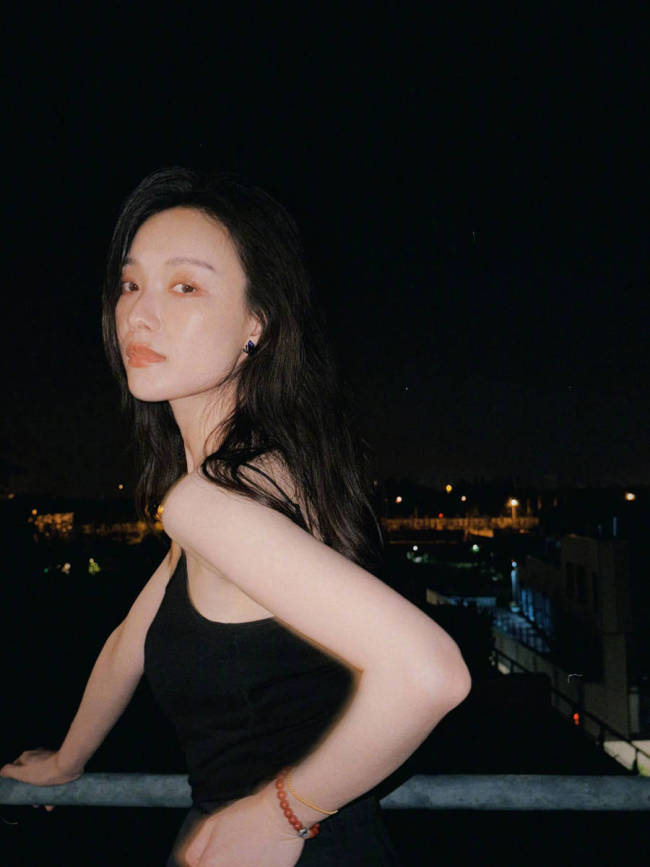 倪妮一袭黑裙秀香肩 身材纤细性感成熟