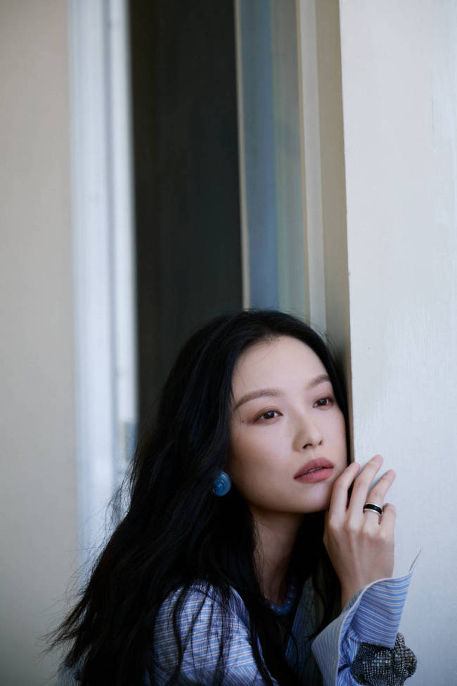 倪妮半敞外套大秀香肩 黑长直披发纯欲感拉满