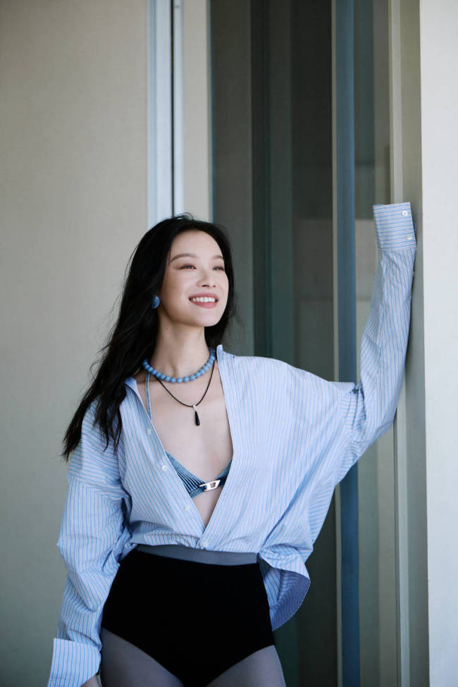 倪妮半敞外套大秀香肩 黑长直披发纯欲感拉满