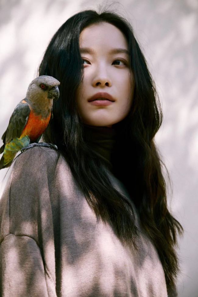 倪妮草帽牛仔装 慵懒随性又复古