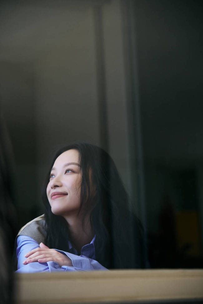 倪妮半敞外套大秀香肩 黑长直披发纯欲感拉满