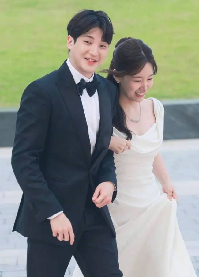 《恋爱兄妹》允载允荷官宣喜讯！两人明年初结婚 