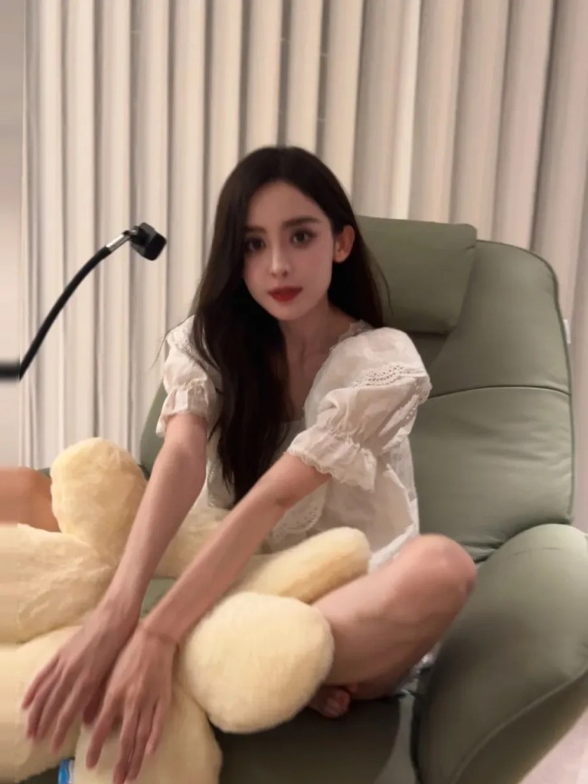 古力娜扎穿白色睡衣清丽脱俗！对镜wink甜笑好可爱