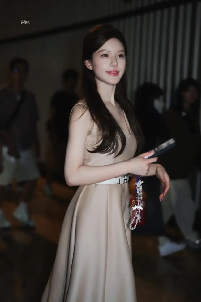 赵露思穿裸色深V礼服精致优雅 气质脱俗千金感拉满