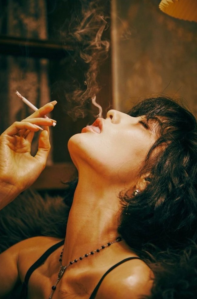 林珍娜复古大片化身蛇蝎女神 穿薄纱吊带妩媚火辣