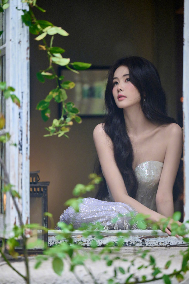 白鹿身着亮片抹胸长裙 甜美清新