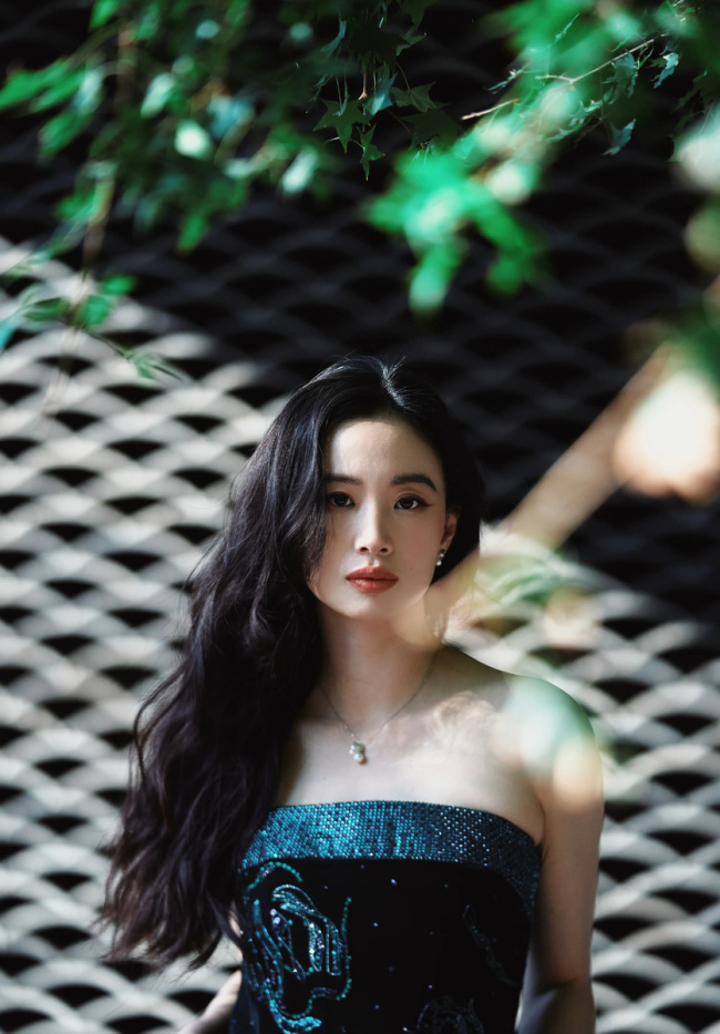 李梦黑色抹胸长裙温婉大方 卷发红唇更显妩媚风韵