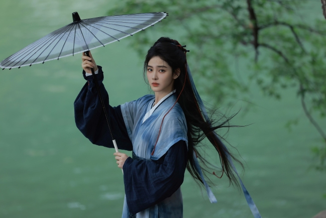 00后小花张凯莹签约欢瑞 同天新剧开机热度攀升