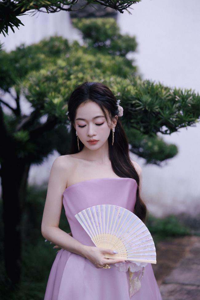 吴谨言淡紫色抹胸裙 漫步庭院温婉动人