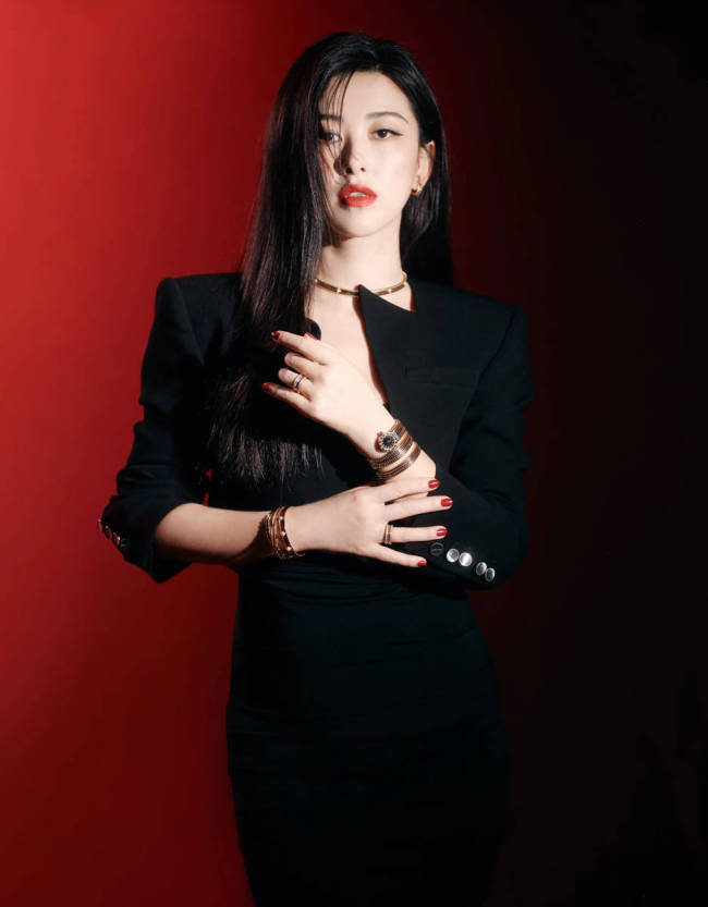 朱珠穿吊带黑裙秀迷人曲线 前凸后翘明艳迷人