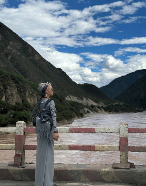 宁静身穿灰色套装身材凹凸有致 享受阳光轻松自在