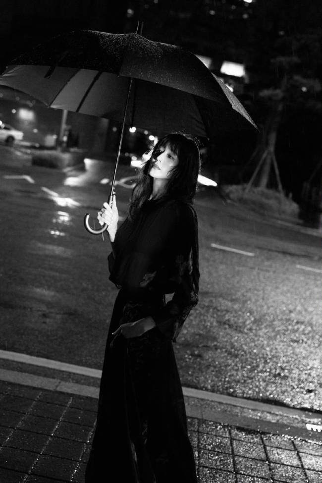 张钧甯雨夜漫步惊艳回眸 穿黑裙撑伞又A又美