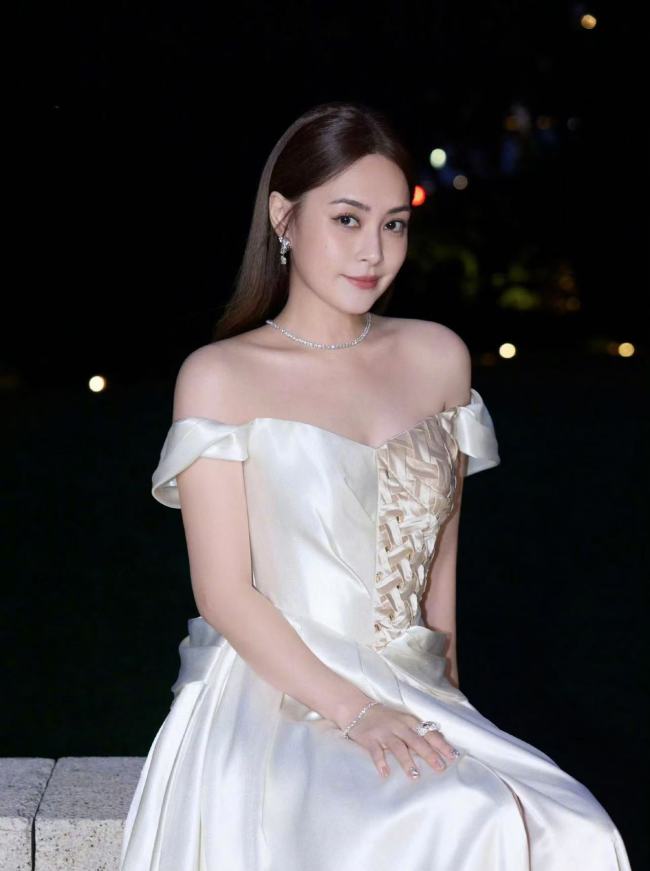 钟欣潼身穿抹胸长裙美丽动人